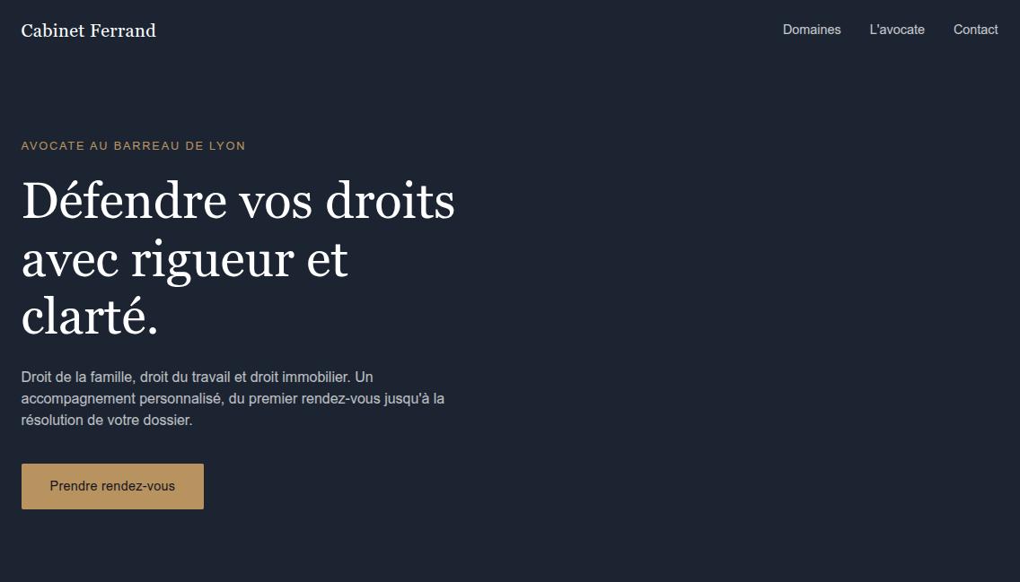 Page d'accueil du site Cabinet Ferrand, fond marine et titre en serif